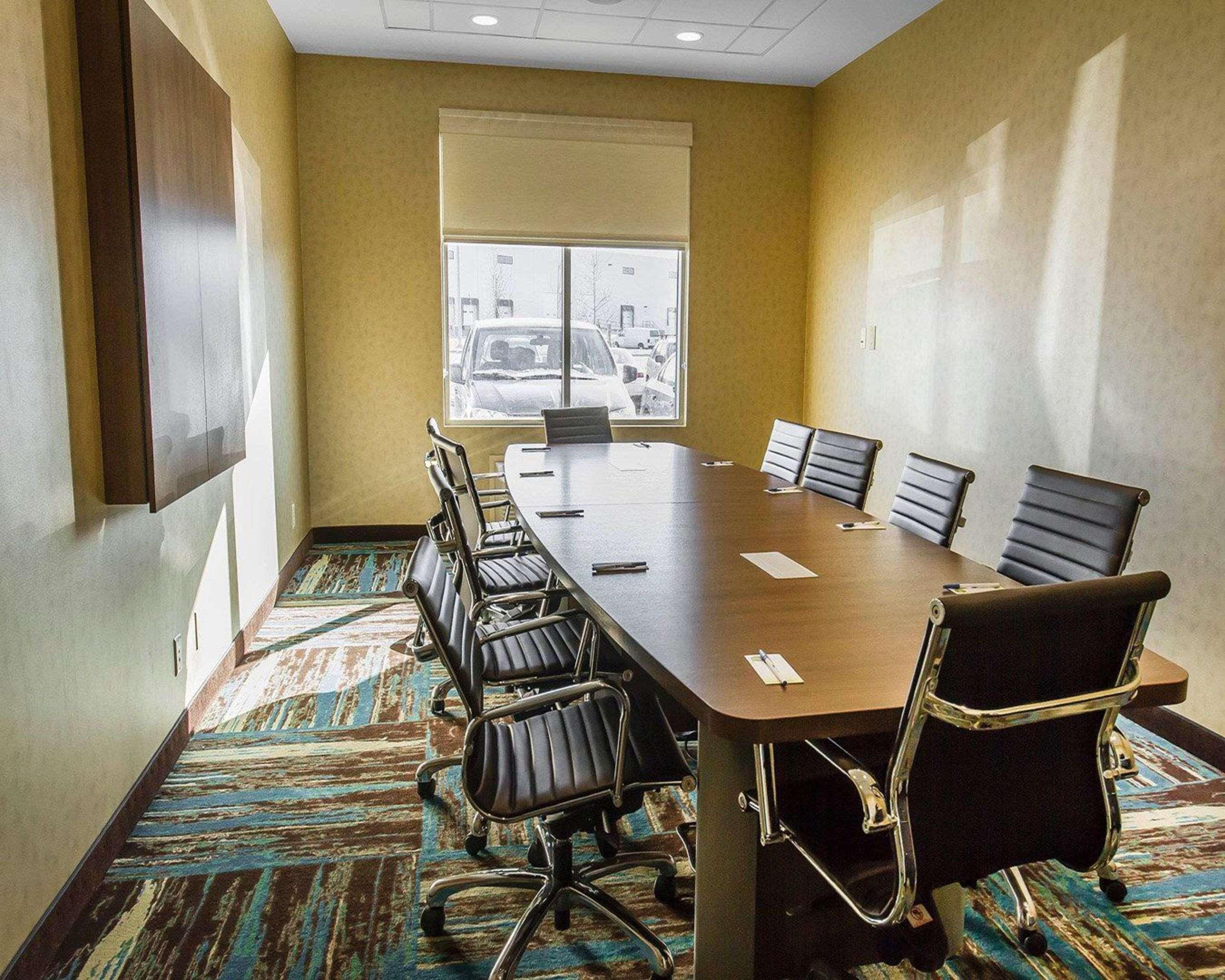 Comfort Inn & Suites Airport North Calgary Bagian luar foto