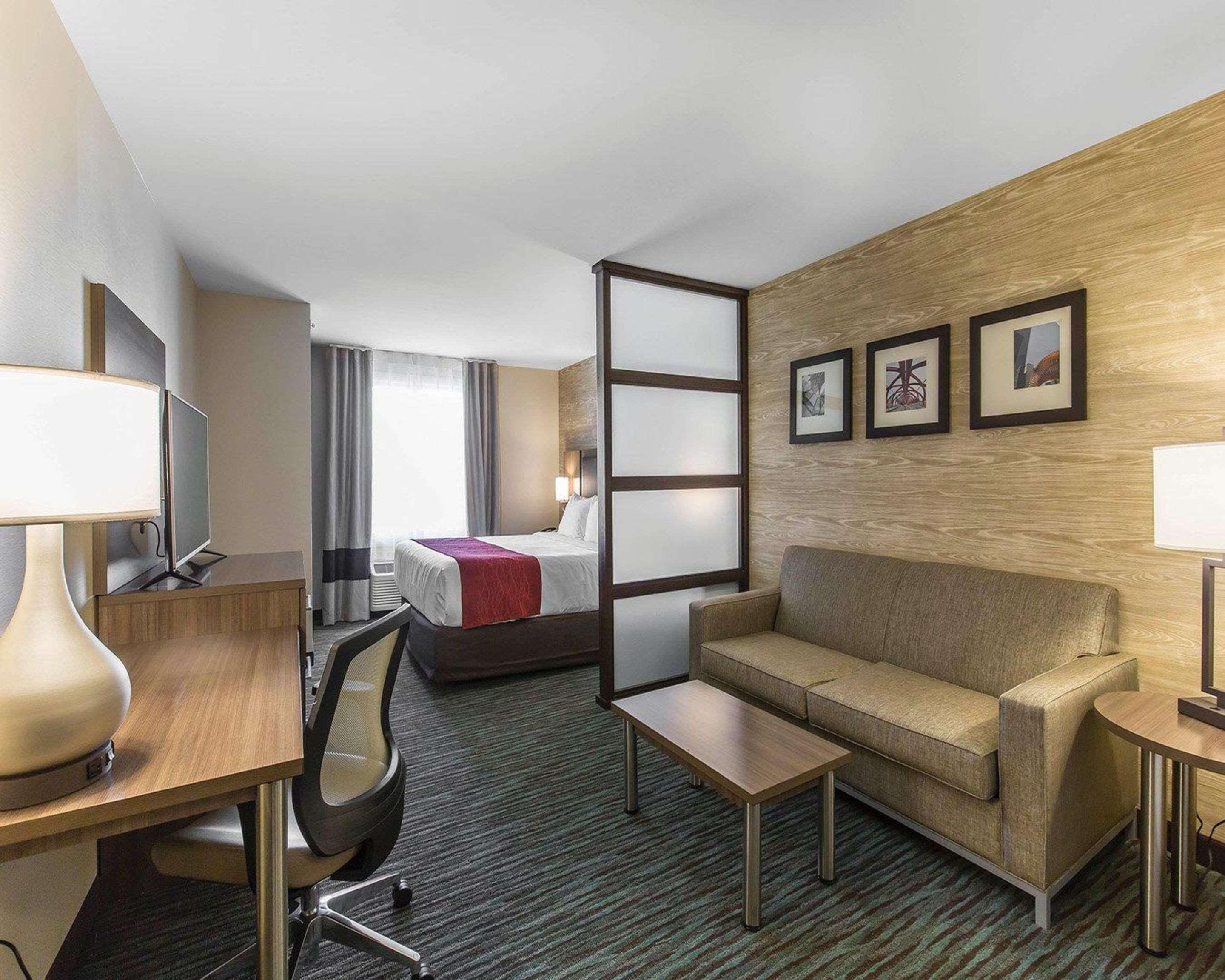 Comfort Inn & Suites Airport North Calgary Bagian luar foto