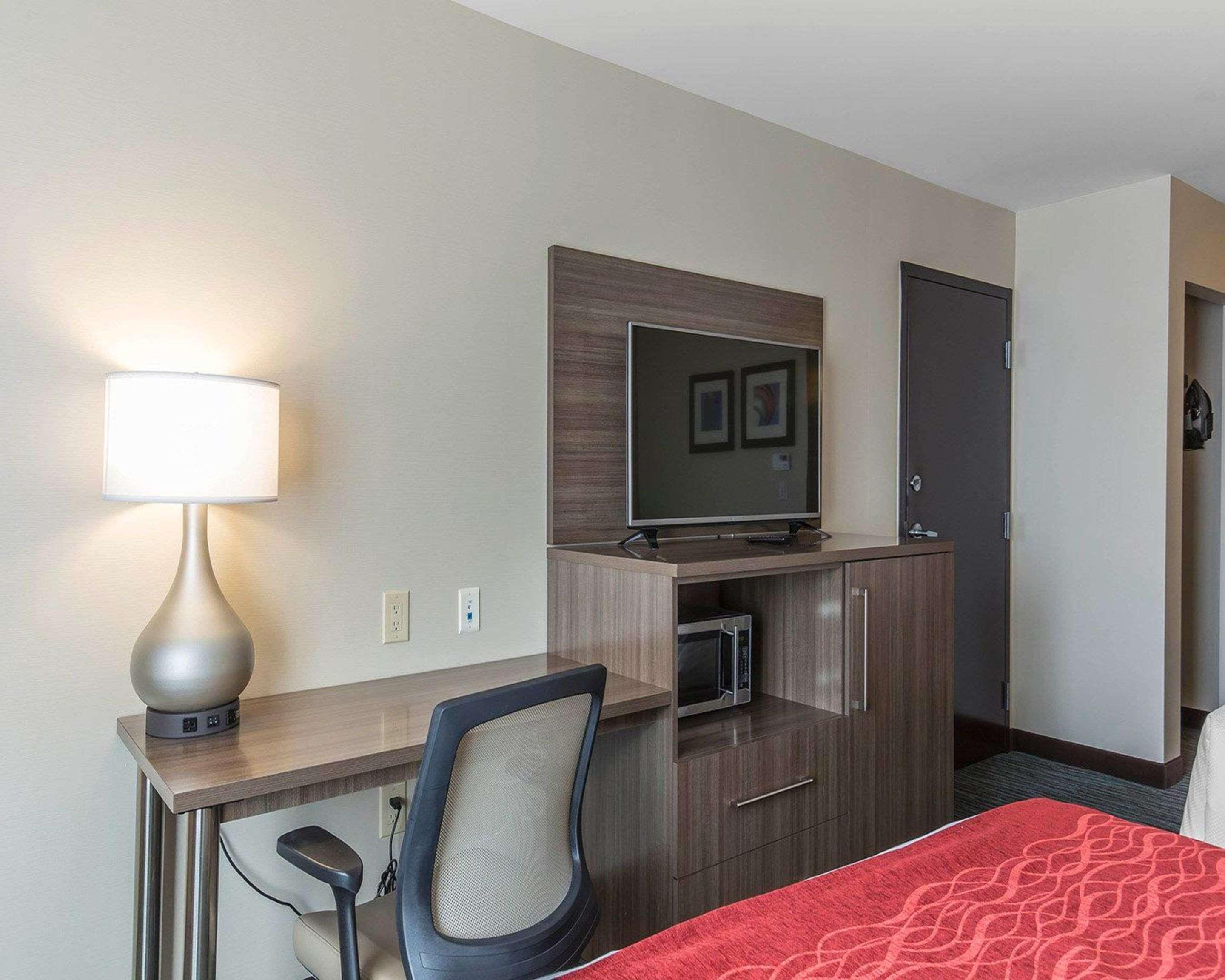 Comfort Inn & Suites Airport North Calgary Bagian luar foto