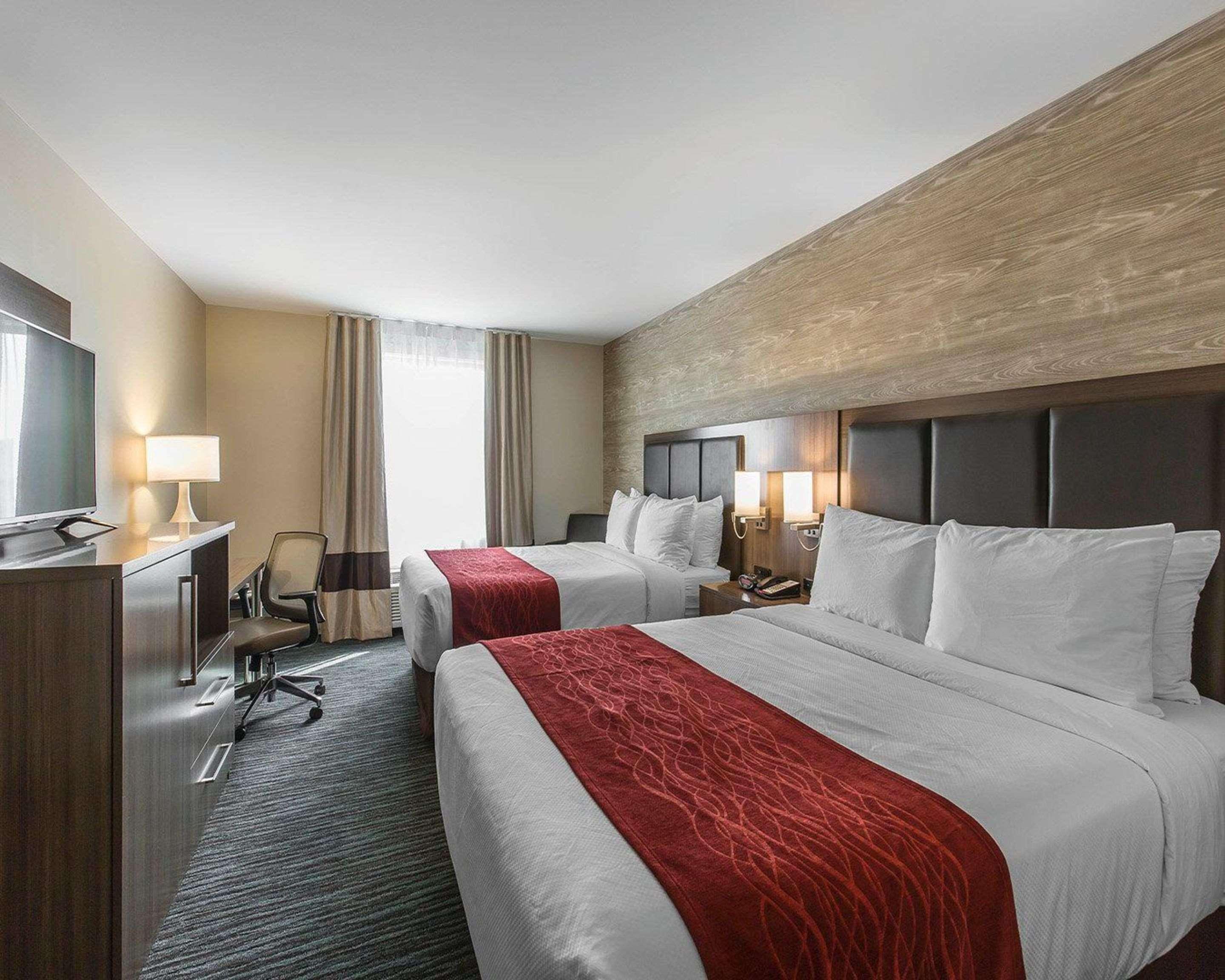 Comfort Inn & Suites Airport North Calgary Bagian luar foto