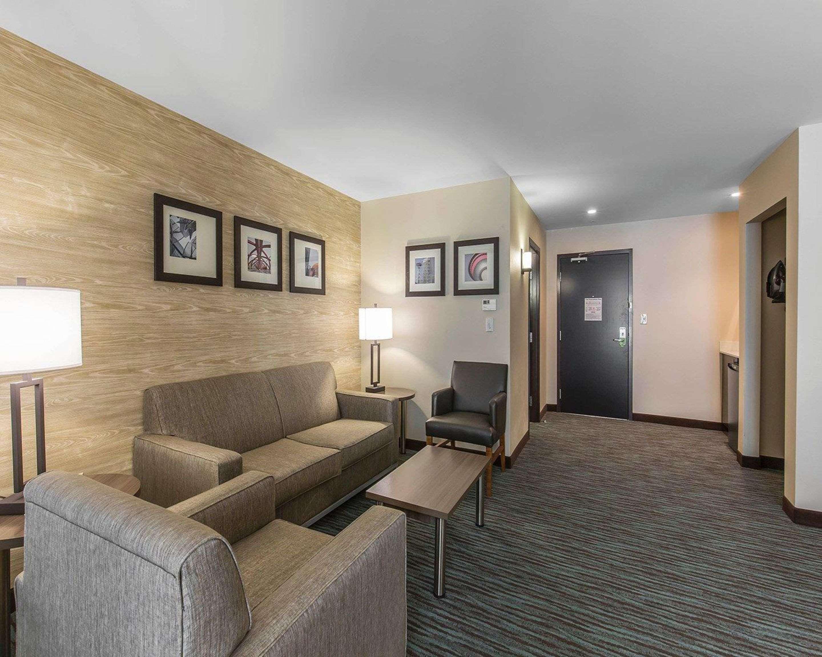Comfort Inn & Suites Airport North Calgary Bagian luar foto