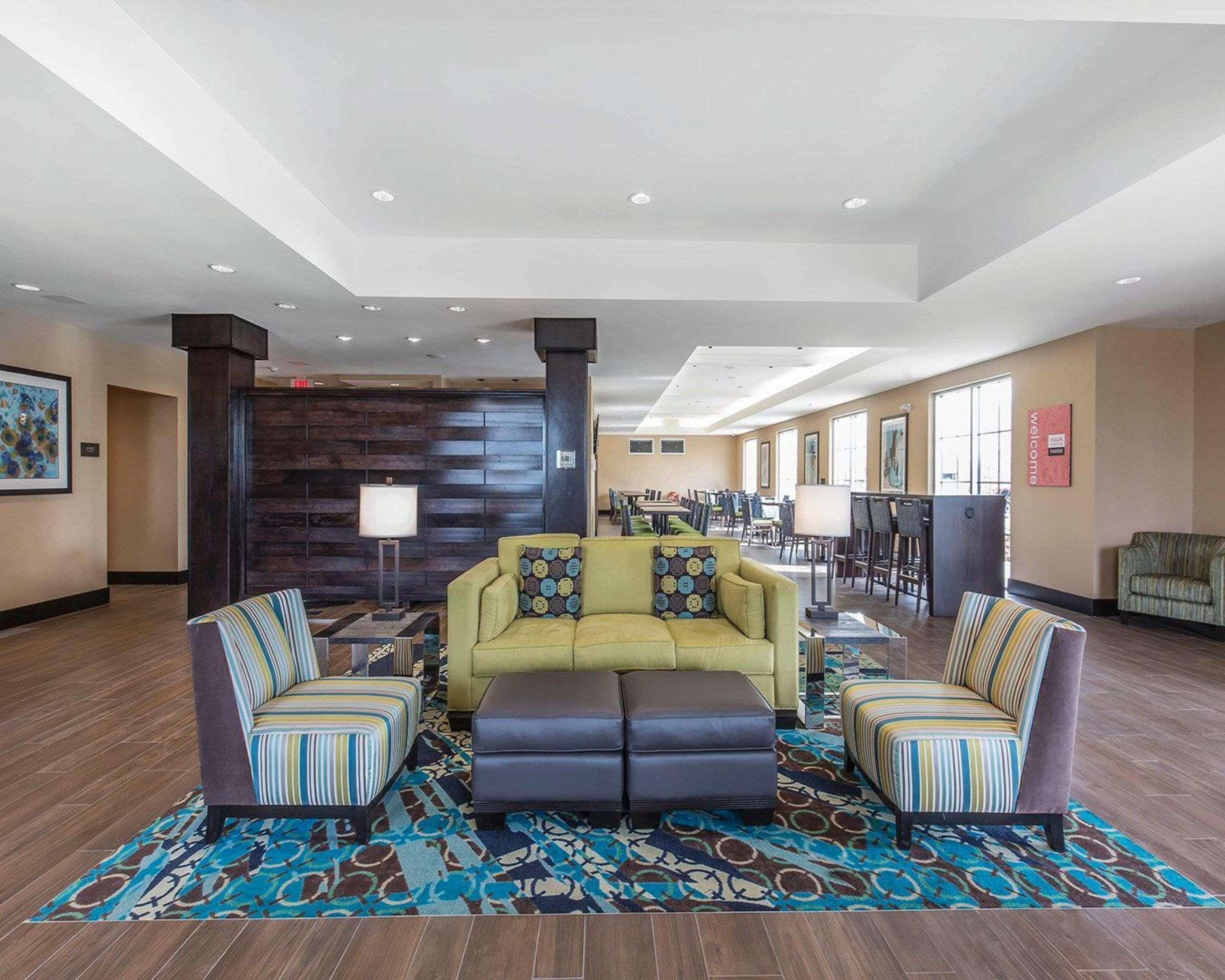 Comfort Inn & Suites Airport North Calgary Bagian luar foto