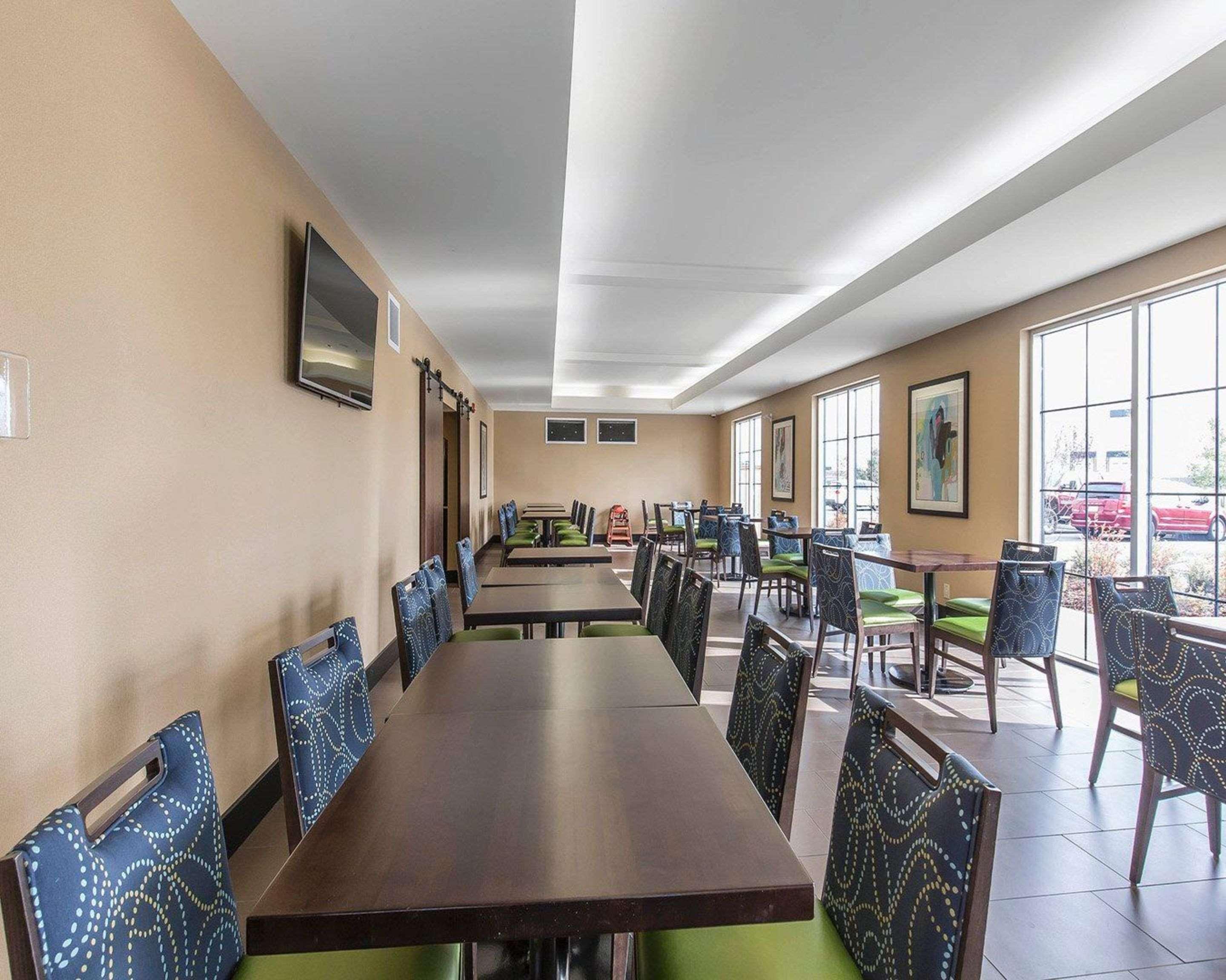 Comfort Inn & Suites Airport North Calgary Bagian luar foto