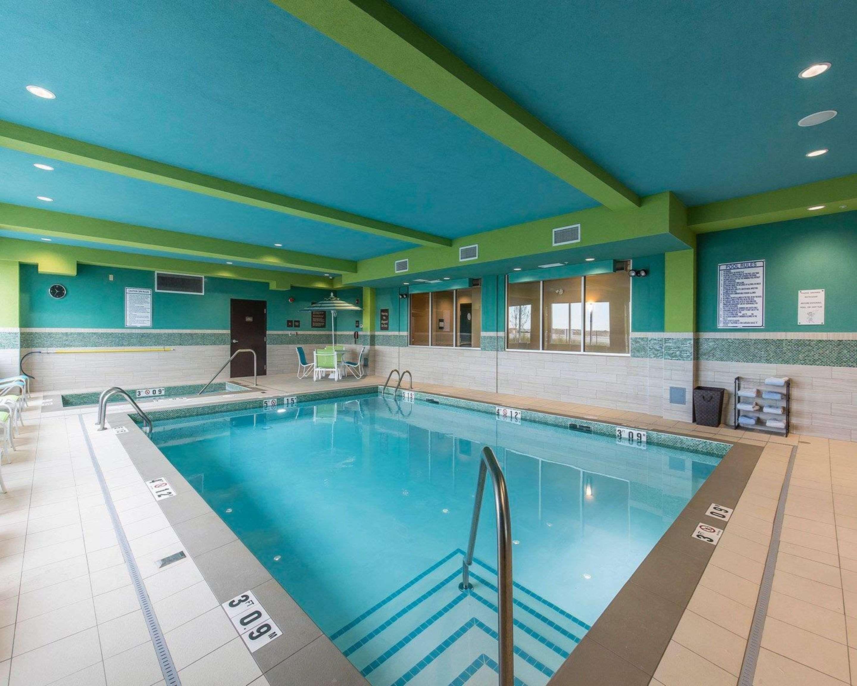 Comfort Inn & Suites Airport North Calgary Bagian luar foto