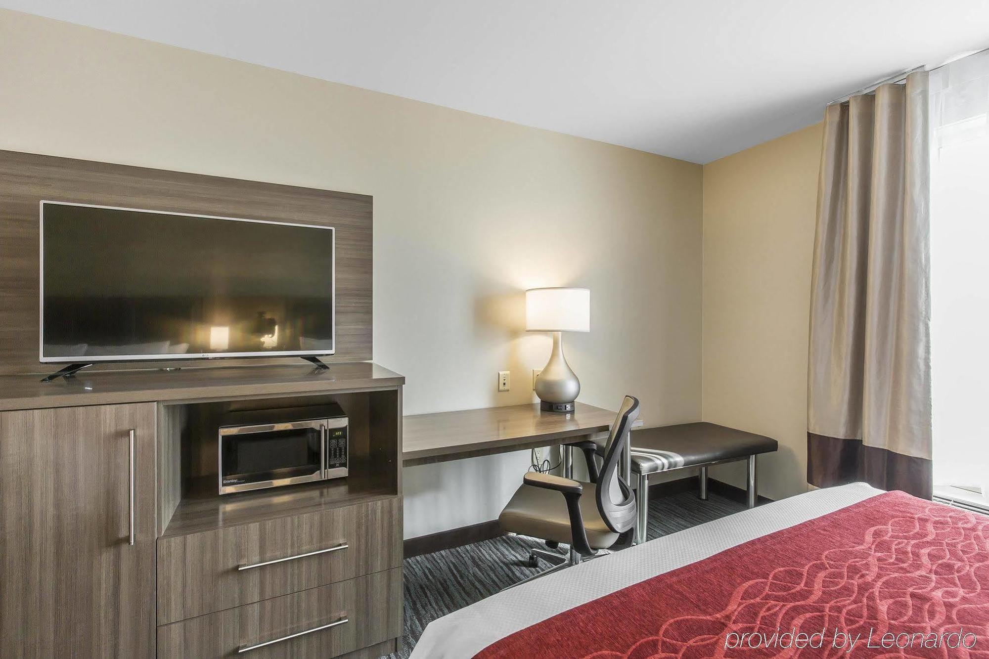Comfort Inn & Suites Airport North Calgary Bagian luar foto