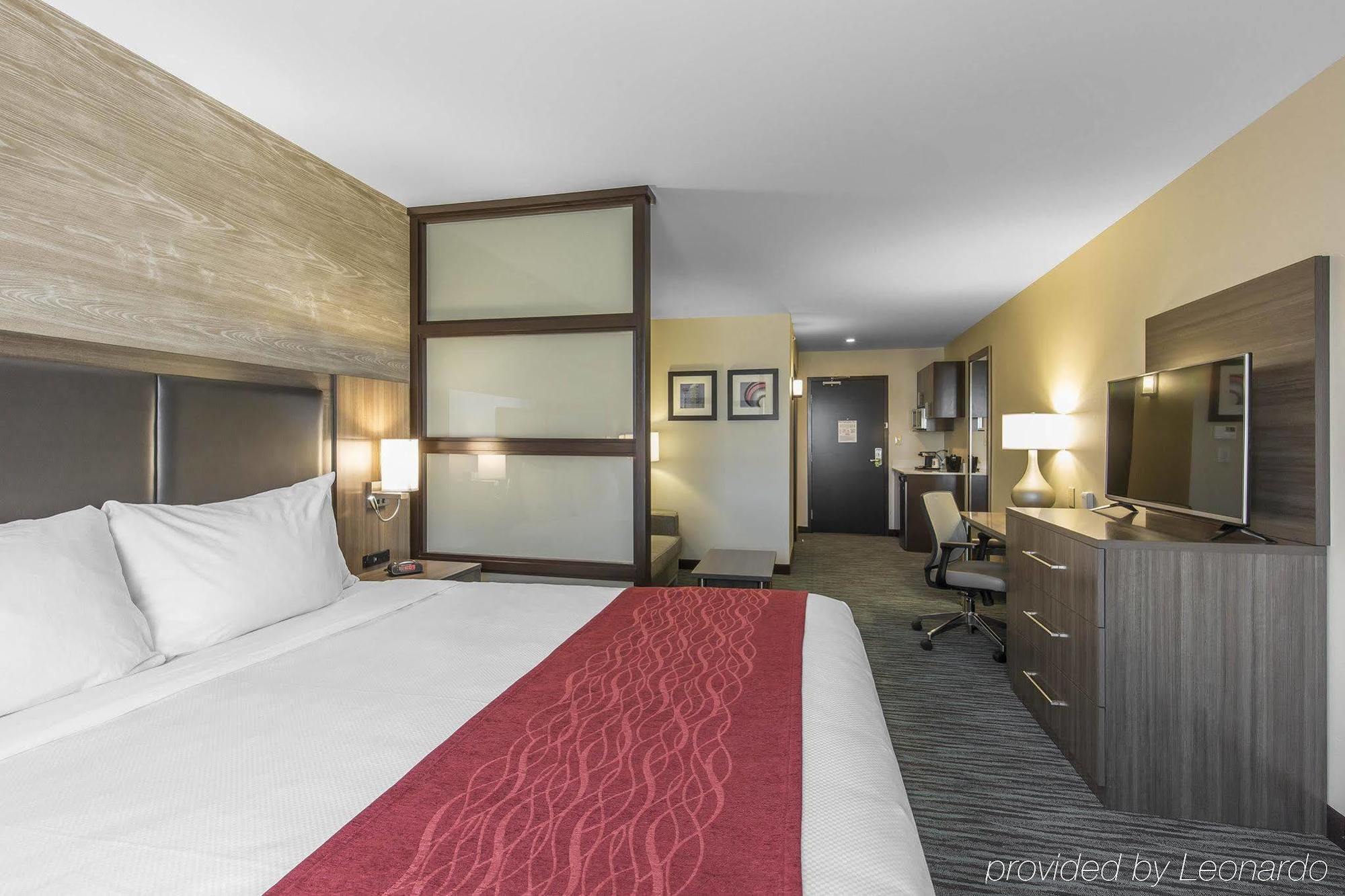 Comfort Inn & Suites Airport North Calgary Bagian luar foto